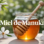 Pot de miel de manuka doré avec cuillère en bois et fleurs blanches