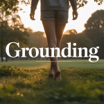 Grounding marche pieds nus sur herbe au coucher de soleil