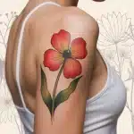 Tatouage coquelicot rouge vibrant sur peau stylisée