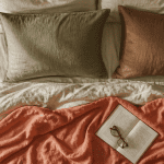 position couple amoureux dormir lit double